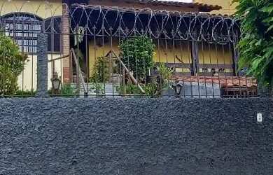 Imagem: A casa possui 4 Dormitórios, 3 Banheiros, 3 Vagas na garagem