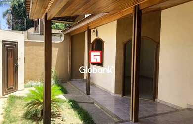 Imagem: A casa possui 4 Dormitórios, 3 Banheiros, 300m² de Área e