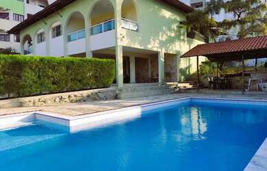 Imagem: A casa possui 4 Dormitórios, 5 Banheiros, 4 Vagas na garagem