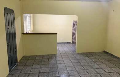 Imagem: A casa possui 2 Dormitórios, 2 Banheiros, 4 Vagas na garagem