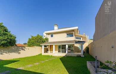 Imagem: A casa possui 4 Dormitórios, 5 Banheiros, 4 Vagas na garagem