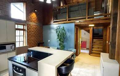 Imagem: A casa possui 4 Dormitórios, 3 Banheiros, 5 Vagas na garagem