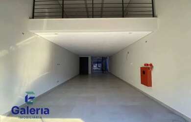 Imagem: O depósito possui 2 Vagas na garagem, 180m² de Área e está