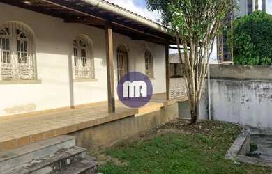 Imagem: A casa possui 4 Dormitórios, 4 Banheiros, 4 Vagas na garagem