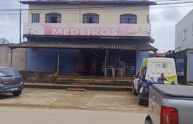 Imagem: A casa possui 4 Dormitórios, 4 Banheiros, 4 Vagas na garagem