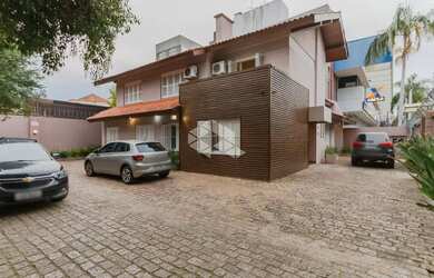 Imagem: A casa possui 5 Dormitórios, 5 Banheiros, 5 Vagas na garagem