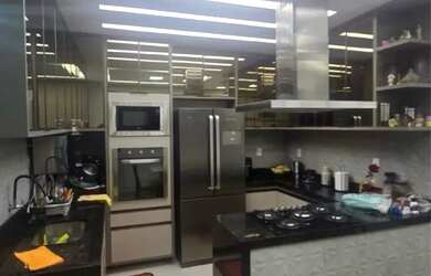 Imagem: A casa possui 3 Dormitórios, 2 Banheiros, 2 Vagas na garagem