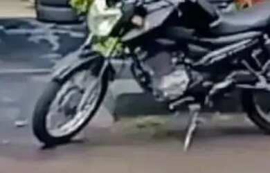 Imagem: A casa possui 2 Dormitórios, 1 Banheiro, 2 Vagas na garagem