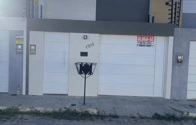 Imagem: A casa possui 3 Dormitórios, 2 Banheiros, 1 Vaga na garagem