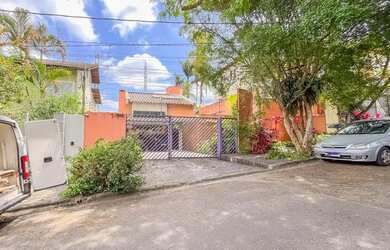 Imagem: A casa possui 4 Dormitórios, 2 Banheiros, 4 Vagas na garagem