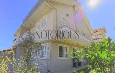 Imagem: A casa possui 4 Dormitórios, 4 Banheiros, 3 Vagas na garagem