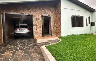 Imagem: A casa possui 3 Dormitórios, 1 Banheiro, 3 Vagas na garagem