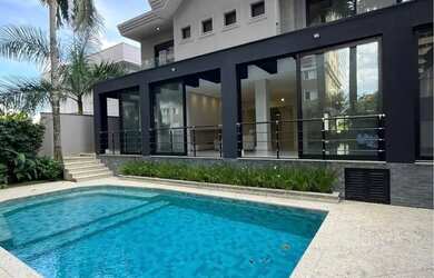 Imagem: A casa em condomínio possui 4 Dormitórios, 5 Banheiros, 4