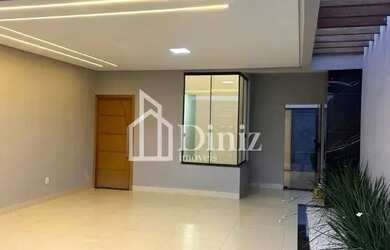 Imagem: A casa possui 3 Dormitórios, 2 Banheiros, 3 Vagas na garagem