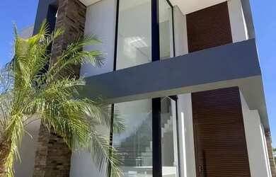 Imagem: A casa possui 3 Dormitórios, 3 Banheiros, 4 Vagas na garagem