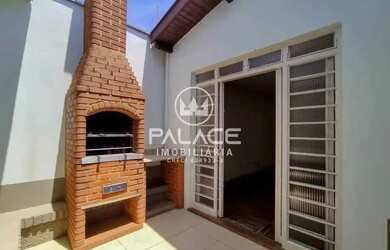 Imagem: A casa possui 3 Dormitórios, 4 Banheiros, 3 Vagas na garagem