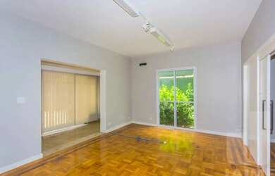 Imagem: O depósito possui 5 Vagas na garagem, 450m² de Área e está