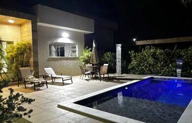 Imagem: A casa possui 5 Dormitórios, Acomodam 12 pessoas, 2 Vagas na