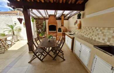 Imagem: A casa em condomínio possui 3 Dormitórios, 3 Banheiros, 2