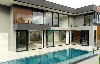 Imagem: A casa em condomínio possui 4 Dormitórios, 5 Banheiros, 5