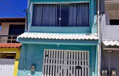 Imagem: A casa possui 3 Dormitórios, Acomodam 10 pessoas e está localizado