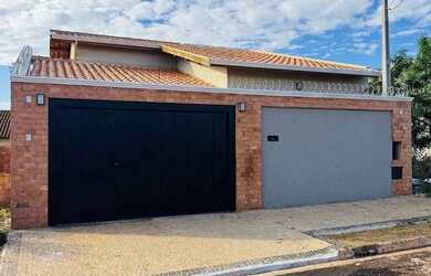 Imagem: A casa possui 3 Dormitórios, 2 Banheiros, 280m² de Área e