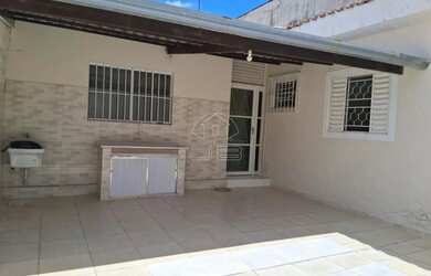 Imagem: A casa possui 2 Dormitórios, 1 Banheiro, 1 Vaga na garagem