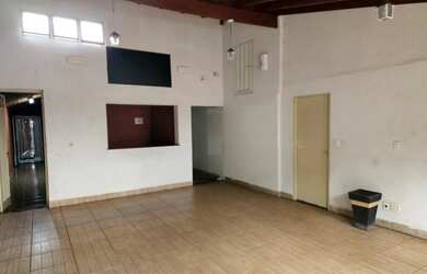 Imagem: O depósito possui 1 Vaga na garagem e 250m² de Área e está