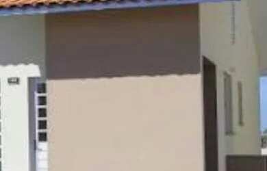 Imagem: A casa possui 3 Dormitórios, 1 Banheiro, 2 Vagas na garagem