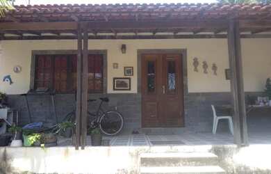 Imagem: A casa e possui 3 Dormitórios, 2 Banheiros, 2 Vagas na garagem