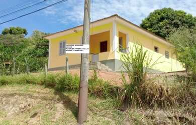 Imagem: A casa possui 2 Dormitórios, 1 Banheiro, 2 Vagas na garagem