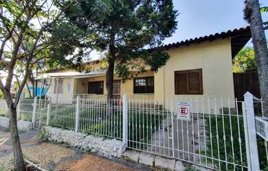 Imagem: A casa possui 5 Dormitórios, 4 Banheiros, 5 Vagas na garagem