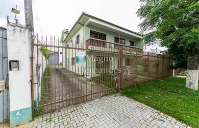 Imagem: A casa possui 3 Dormitórios, 3 Banheiros, 4 Vagas na garagem