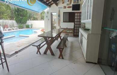 Imagem: A casa em condomínio possui 5 Dormitórios, 5 Banheiros, 450m²