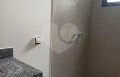 Imagem: A casa possui 3 Dormitórios, 4 Banheiros, 2 Vagas na garagem