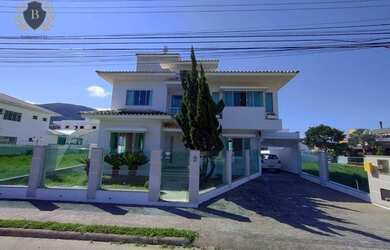 Imagem: A casa possui 3 Dormitórios, 2 Banheiros, 4 Vagas na garagem