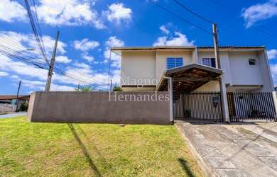Imagem: A casa possui 3 Dormitórios, 2 Banheiros, 1 Vaga na garagem