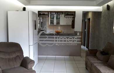 Imagem: A casa possui 3 Dormitórios, 1 Banheiro, 2 Vagas na garagem