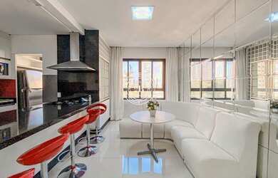 Imagem: O apartamento possui 3 Dormitórios, 1 Banheiro, 3 Vagas na