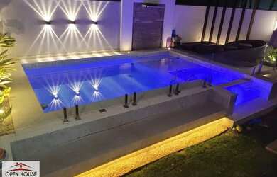 Imagem: A casa possui 3 Dormitórios, 4 Banheiros, 2 Vagas na garagem