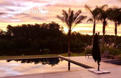 Imagem: A casa possui 5 Dormitórios, 5 Banheiros, 5 Vagas na garagem