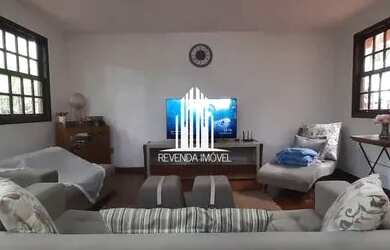 Imagem: A casa em condomínio possui 5 Dormitórios, 5 Banheiros e 750m²