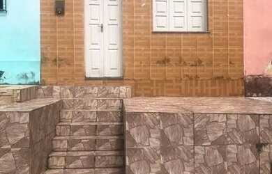 Imagem: A casa possui 2 Dormitórios, 2 Banheiros, Varanda e está