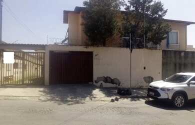 Imagem: A casa possui 4 Dormitórios, 1 Banheiro, 2 Vagas na garagem