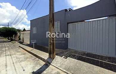 Imagem: A casa possui 3 Dormitórios, 2 Banheiros, 1 Vaga na garagem