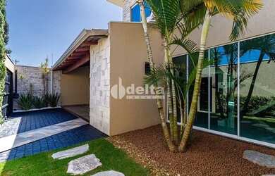 Imagem: A casa possui 4 Dormitórios, 2 Banheiros, 2 Vagas na garagem