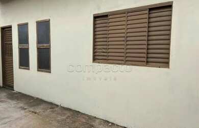 Imagem: A casa possui 2 Dormitórios, 1 Banheiro, 1 Vaga na garagem