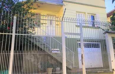 Imagem: A casa possui 4 Dormitórios, 1 Banheiro, 1 Vaga na garagem