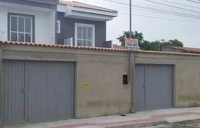 Imagem: A casa possui 3 Dormitórios, 2 Banheiros, 2 Vagas na garagem