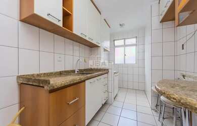 Imagem: O apartamento possui 3 Dormitórios, 1 Banheiro, 1 Vaga na garagem